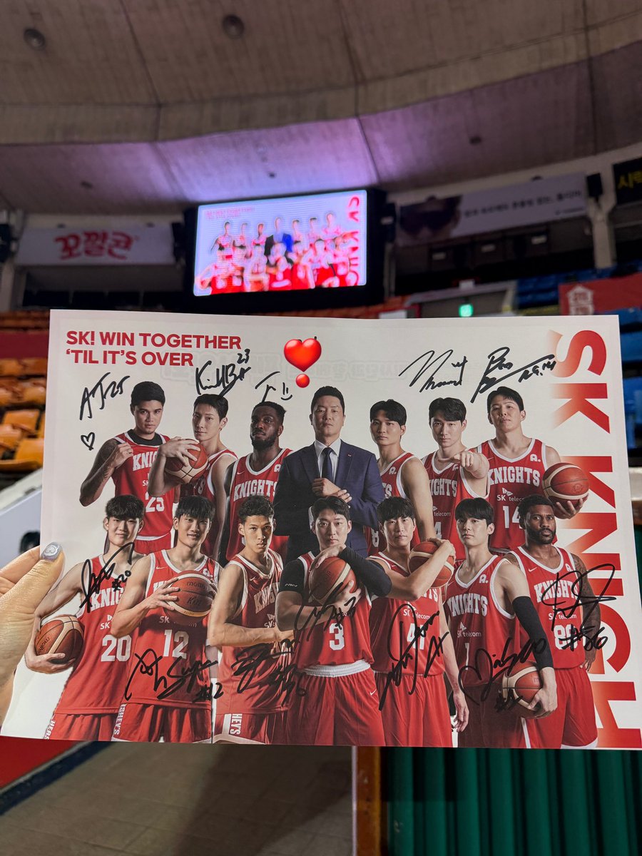 SK 기사단과 함께하는 팬싸인회

에디다니엘선수 왜 야구 LG팬일까
 : 어렸을 때 야구하려고 했는데 그때 처음 좋아하게 된 게 LG였다..

나는 두산인데.. 아숩,,🥲