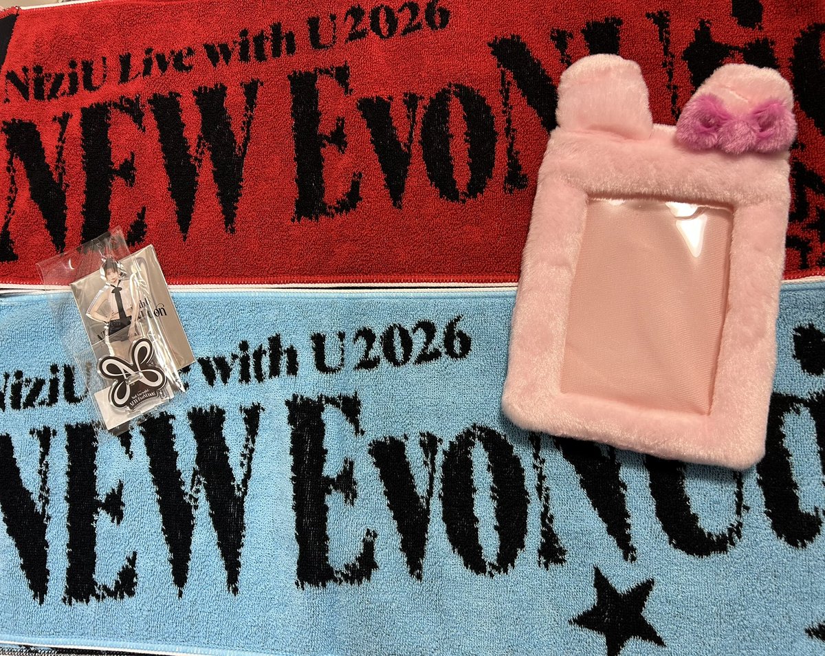 グッズ届いたー🌈！！
自分のは今回はタオルのみ😏
ポシェットもラントレが入るサイズで
かわいいぞ！
#NiziU_NEWEvoNUtion