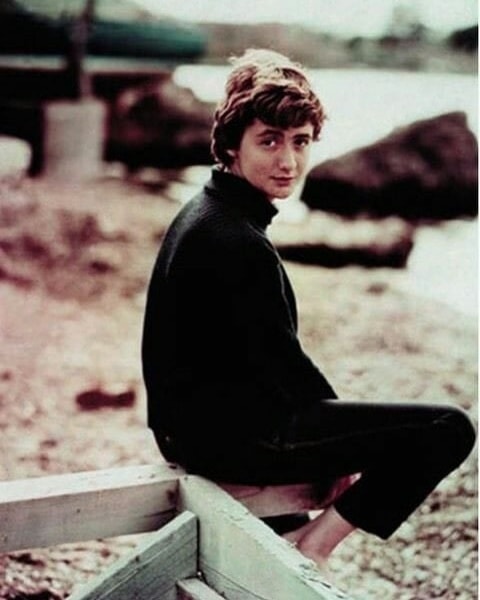 "La felicidad, para mí consiste en gozar de buena salud, en dormir sin miedo y despertar sin angustia".
Françoise Sagan