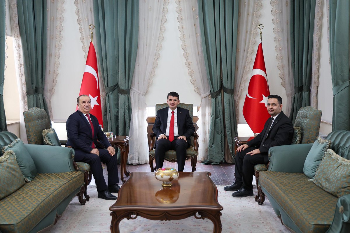 Gaziantep Büyükşehir Belediyesi Engelli Yaşlı ve Sağlık Hizmetleri Daire Başkanı Sayın Yusuf Çelebi ve Şube Müdürü Sayın Eyyup Yıldız Valimiz Ömer Kalaylı'ya hayırlı olsun ziyaretinde bulundu.

Nazik ziyaretleri için teşekkür ederiz.

<a href="/KalayliOmer/">Ömer Kalaylı</a>
#Kilis