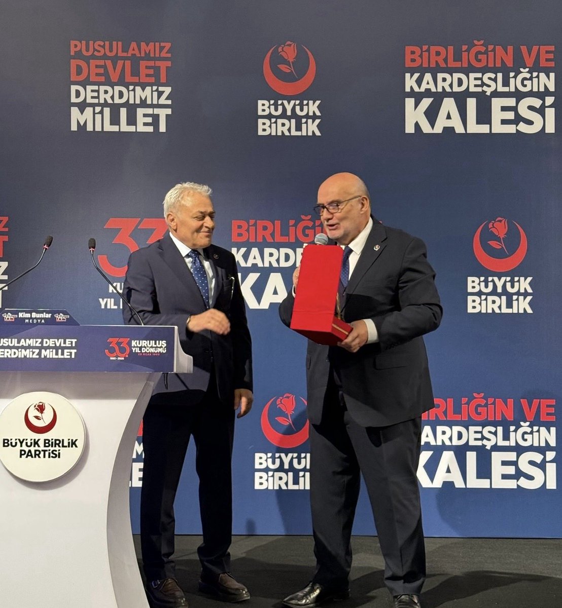 “GENEL İSTİŞARE TOPLANTISI” Programımızda, İletişim, Medya ve Basın ödülleri takdim edildi. 
Genel Başkan yardımcılarımız ödüle layık görülenlere ödüllerini takdim ettiler. 
İletişim Medya ve Basından sorumlu Genel Başkan Yardımcısı Sayın Fehmi Güney’e ödülünü Genel Başkanımız