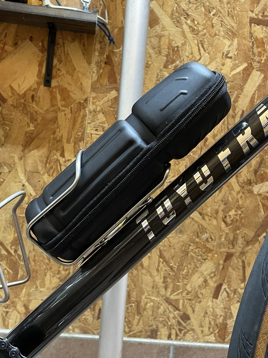 とぉ〜っても出し入れしやすいツールケース。メッシュポケットとバンジーコードの配列が肝です。
#prcca

amzn.asia/d/hOz6f8e