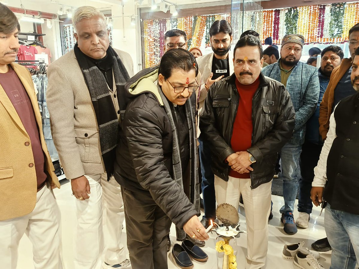 आवास विकास में विशाल मेगा मार्ट के उद्घाटन समारोह में बड़े भईया जिलाध्यक्ष अनुराग अवस्थी जी के साथ शामिल होने का सुअवसर प्राप्त हुआ।