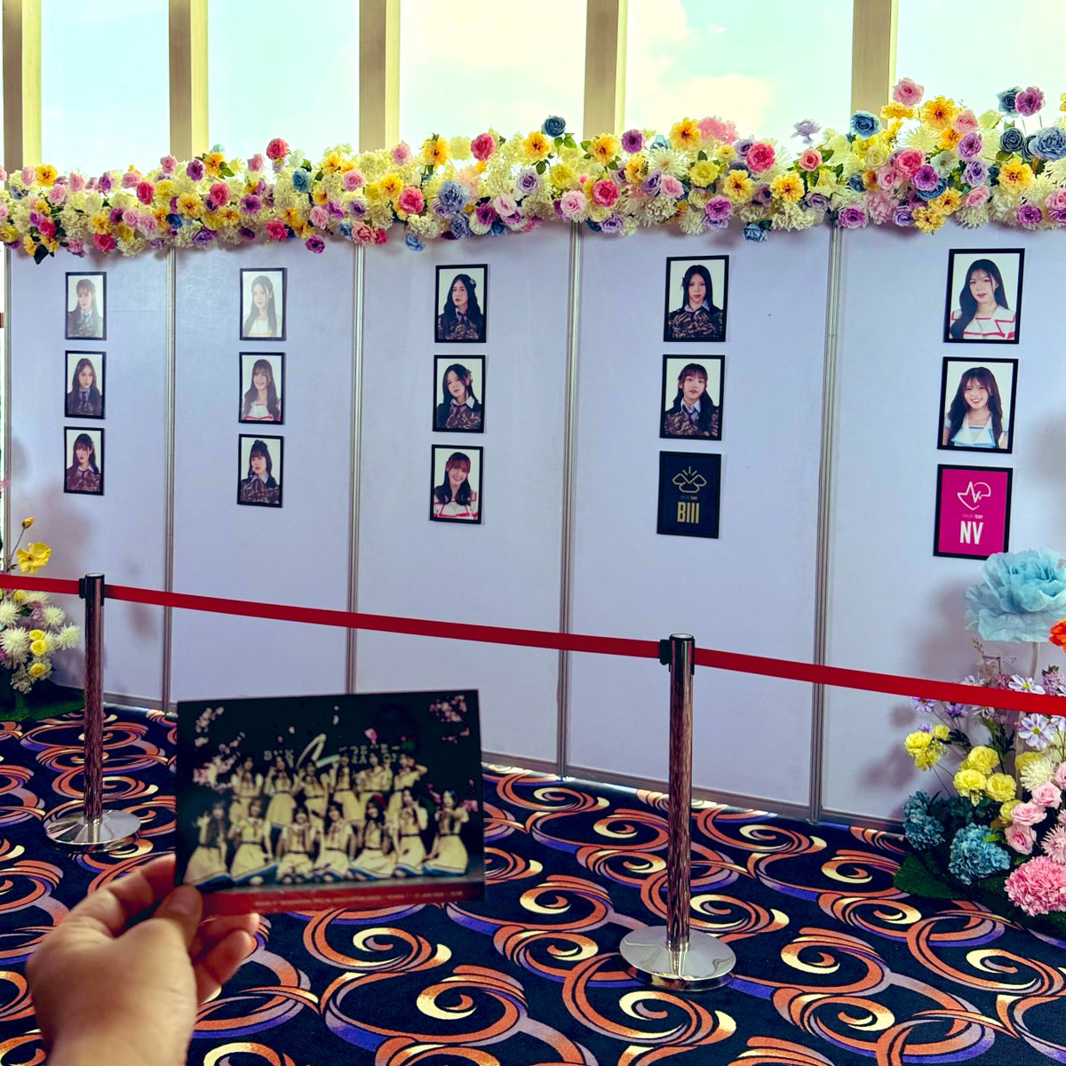 รีวิวสเตจสุดท้าย #BNK483rdGeneration รอบ 12:00 - อยู่บนธีม “รุ่น3ผู้ support เธียเตอร์” เพราะขนเซตลิสต์เพลงจากทุกสเตจที่พวกเขาเคยผ่านมากันครบ แล้วจบด้วยซากุระที่สวยงาม 🌸🌸🌸
.....ตอนไฮบายได้เติม #EmmyBNK48 #JanryBNK48 ที่มานั่งไฮบายแบบไม่ตั้งใจซะงั้น 😬 เดือนนี้เจอกันแล้ว