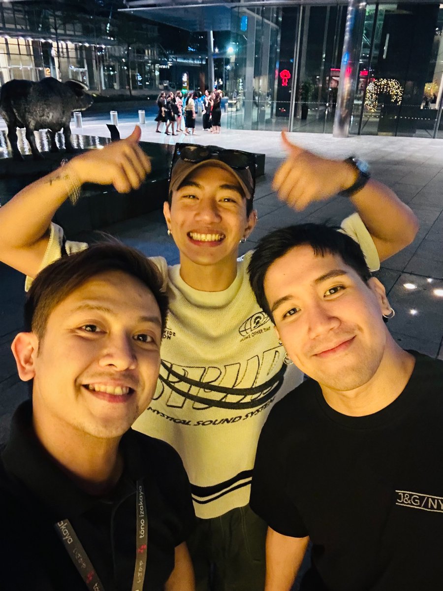 DroChavez's tweet photo. Uy, may mga dumalaw sa @tonoizakayaSG! Welcome to Singapore 🇸🇬 @1stoneofc_alpha and @1stoneofc_max! Next time complete na kayo. Excited kami for you guys! Madami pa tayo iluluto for April!

@1stoneOfficial #1STONE https://t.co/dwSpAQuUv1