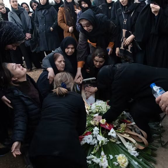 IranReporters's tweet image. As winter tightens its grip across Iran, grieving families are gathering in freezing conditions to bury loved ones massacred during recent anti regime protests.

Cemeteries around the country have become scenes of mourning, with snowfall and subzero temperatures accompanying…
