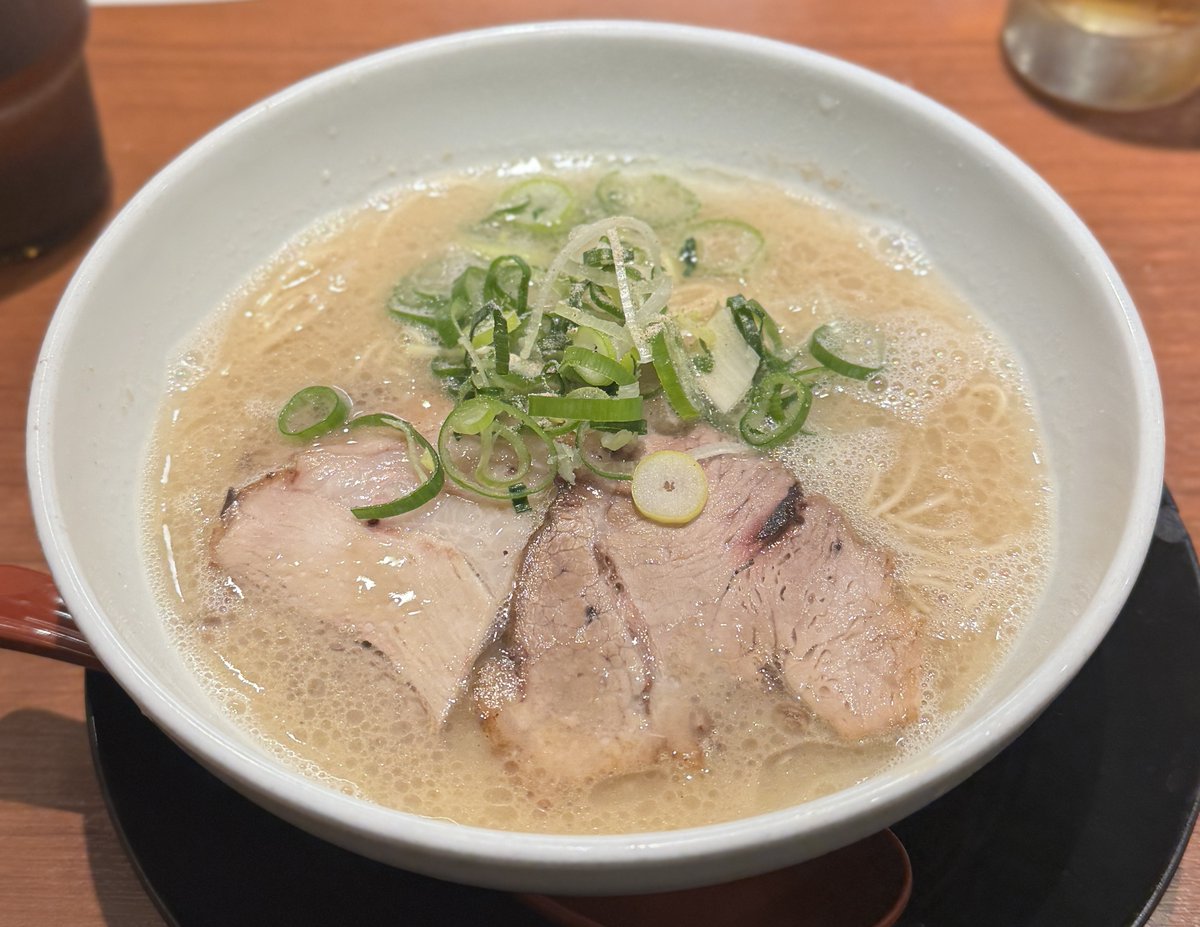 akkkkkyna's tweet photo. 西葛西 そらのいろ

もう行かないと言っておきながらすぐ行った
今回は閉店間際に入店
心なしかスープが濃くて良かったが、麺がハリガネ
なのに相変わらずのび気味なのは何故か…

替え玉固めは全然のびてないのに
そして2杯目は生ニンニクを使用
これが最高に美味しかった

#そらのいろ
#豚骨ラーメン https://t.co/sYmEedwIMi