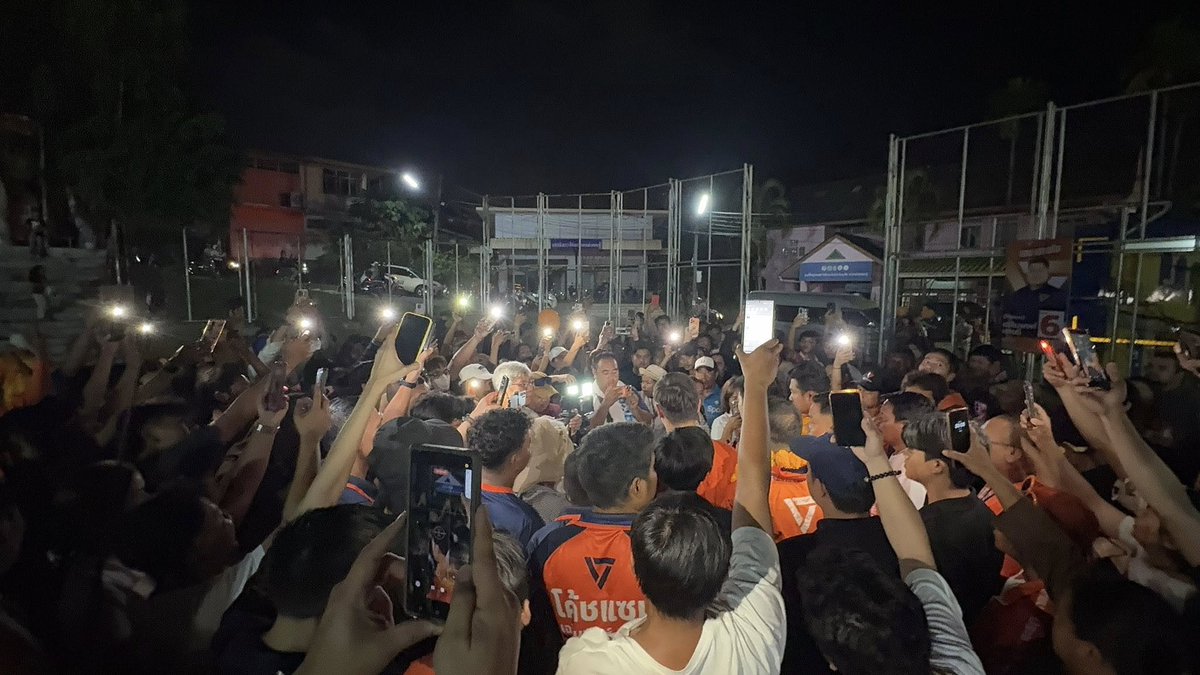 pchanybbaekh's tweet image. พรรคประชาชนก็มีแต่ประชาชนนี่แหล่ะค่ะ แม้แต่ไฟส่องสว่างตอนให้สัมภาษณ์ ประชาชนก็ยังตามไปเปิดไฟส่องให้ 🥹