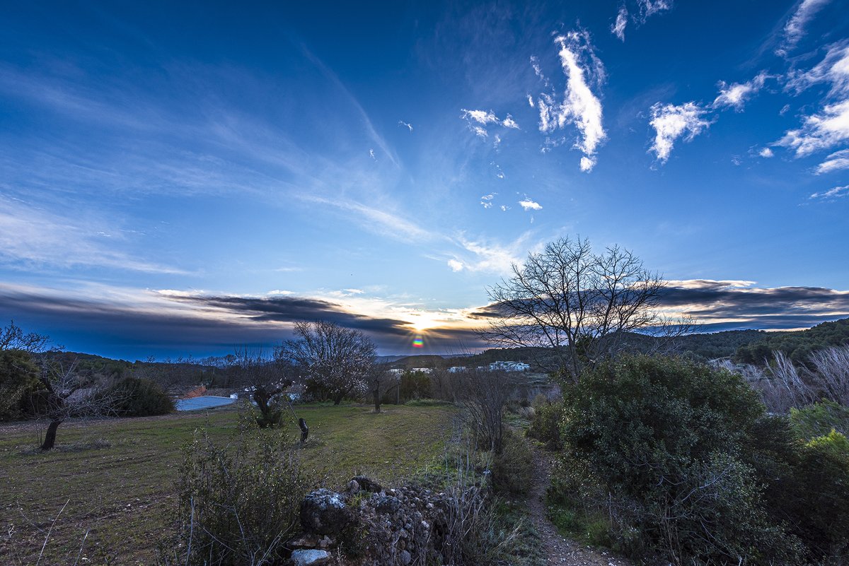 santquintimeteo's tweet photo. Buenos días, #salidadelsol poco nubosa hoy con mistral que sopla entre moderado y fuerte, golpe máximo 63 km/h, mínima 6.3º y 4 gotas  inap. @tiempobrasero
@Tiempo_Mercedes @HimarGonzalez @marcredondo @MeteoredES @RosaliaFdz @AEMET_Cat @ame_asociacion @lasextameteo https://t.co/C618yxqiEl