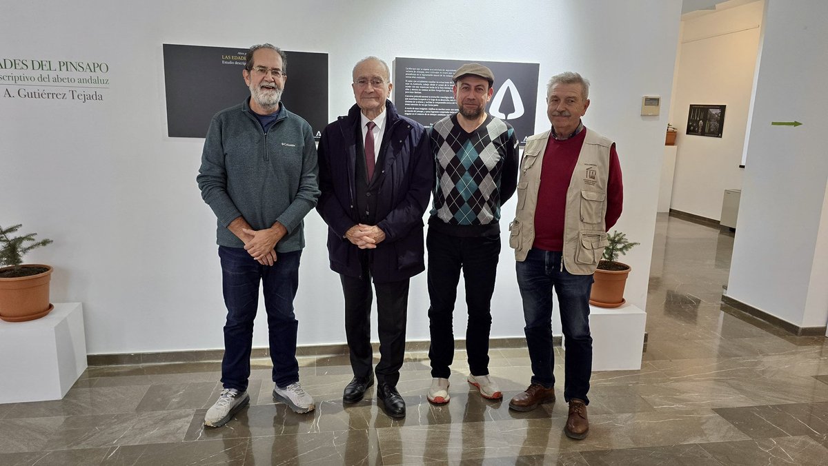 AAJBHC's tweet image. Ayer el Excmo Alcalde de Málaga D. Francisco De la Torre Prados quiso visitar antes de su clausura la exposición organizada por nuestra Asociación“Las Edades del Pinsapo realizada por Gabriel A. Gutiérrez Tejada 
@Abies_gabriel @AcademiaAgp @JBHConcepcion @malaga @diputacionMLG