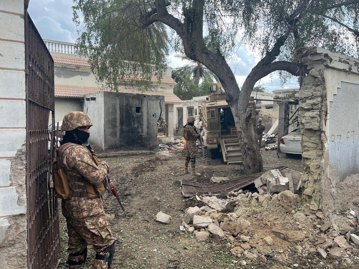 BalochDiaries's tweet image. GWADAR , Balochistan UPDATE 🔴 🇵🇰

Operation concluded in Gwadar and surrounding areas. 5 BLA terrorists neutralized while attempting to target development projects and innocent workers. Security forces acted swiftly in Labor Colony, Gwadar, ensuring the safety of citizens and…