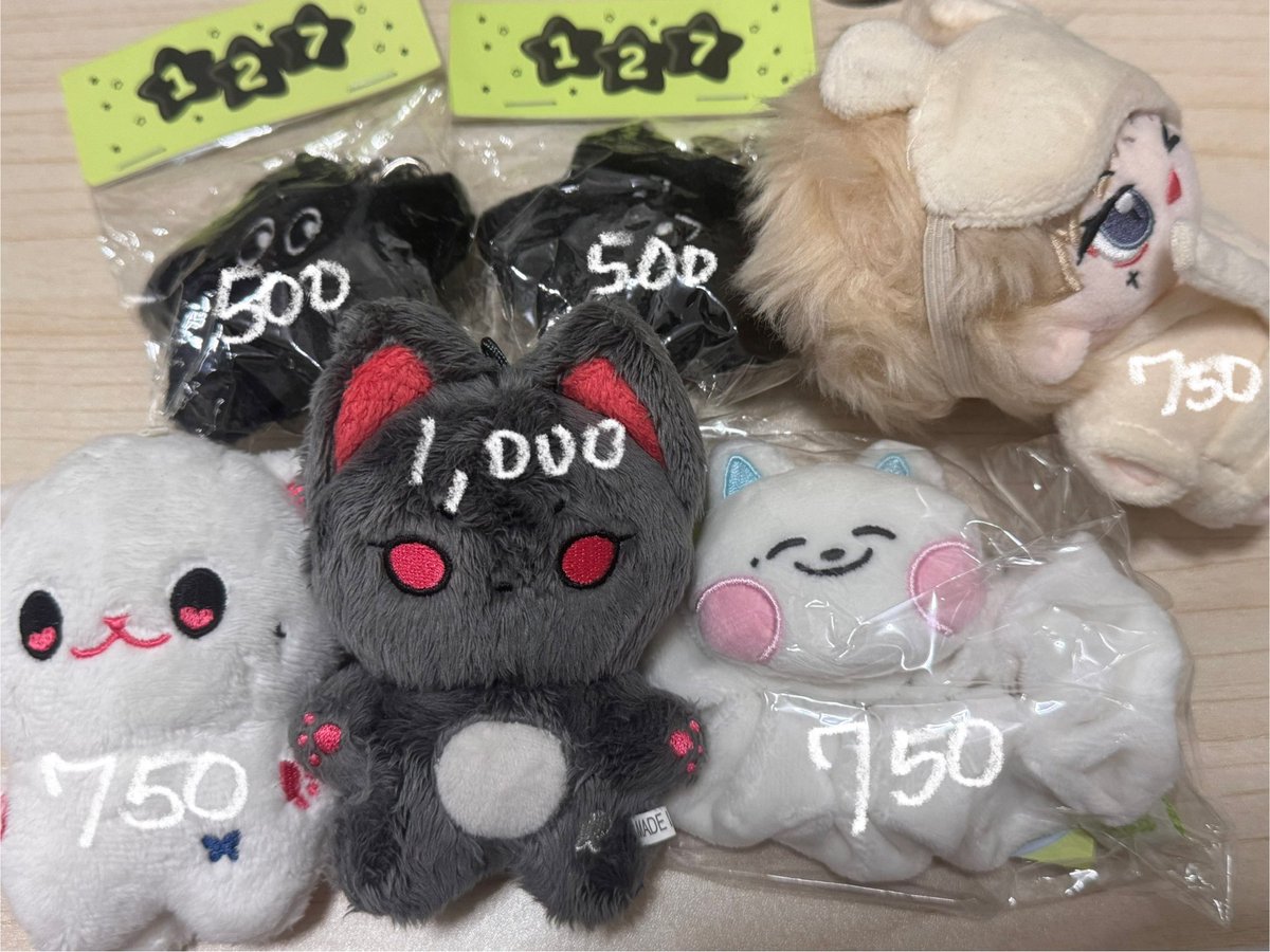 wts lfb ph 

nct 127 dream yuta mark jeno doll
- ready to ship, can ship until feb 15 only 

black starfish keyring yuta mark 
cherrymoto yuta doll
meowyuu yuta doll
jeno jjed scunchie 

dm ◡̈ 
mod: ggx j&amp;t sdd