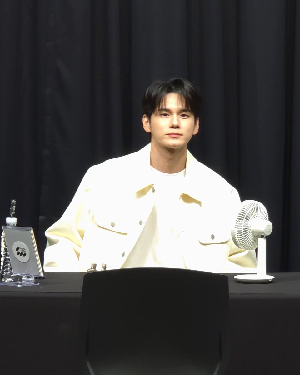 So handsome 😍😍

Ahjussi there too, thank you for taking care of onge 

#ONGSEONGWU #옹성우

Cr. ongskirby