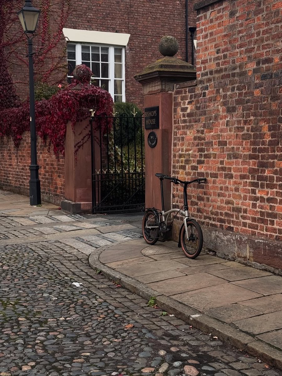 brompton_jp's tweet image. 街の風景に、静かに溶け込む。

G Lineは、
都市のリズムにも自然にフィットする。

走り出せば、日常が少し自由になる。

#Brompton #ブロンプトン #LifeUnfolded