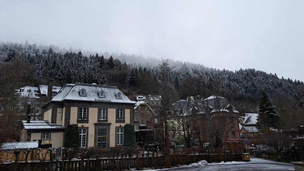 otmontdore's tweet image. Samedi 31 janvier, 8h55 · Le Mont-Dore · 0° ☁️ Quelques nuages (et de la neige!) ❄️ @otsancy @MeteoSancy #meteo