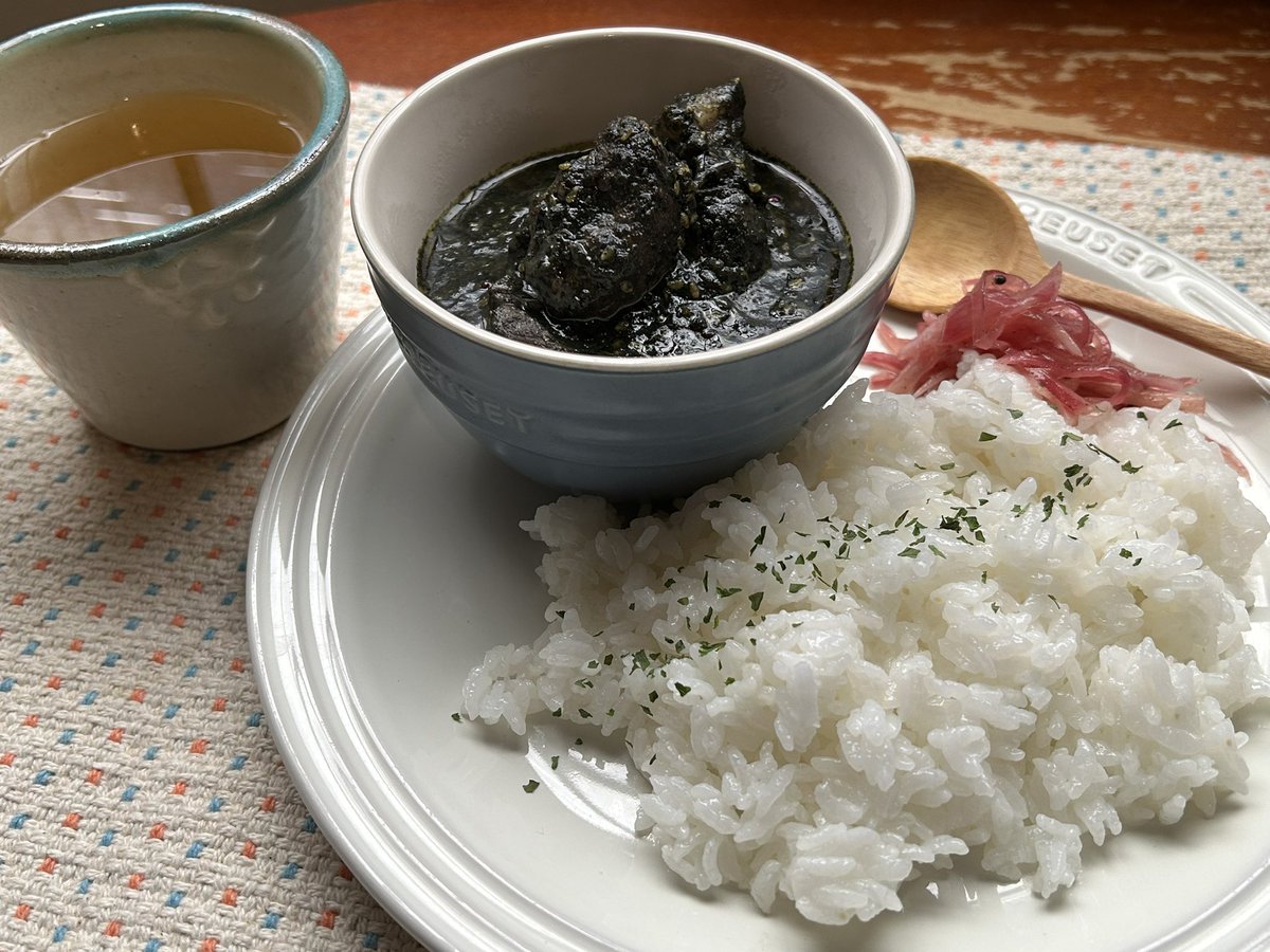 今日はひさしぶりにしっかり料理したのでこちらにも☆

リアル黒い豚カレー

黒ゴマと豚バラたっぷりのカレー
おばさんにはちょっと重たかったわ〜笑