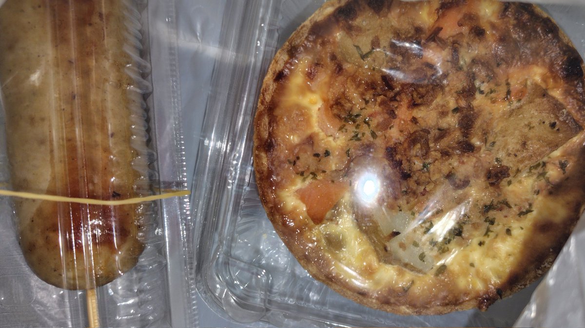 帰り道巣鴨に寄り道したらタルト屋に捕まってしまった。キッシュとソーセージ。食べる前からうまいシリーズ。