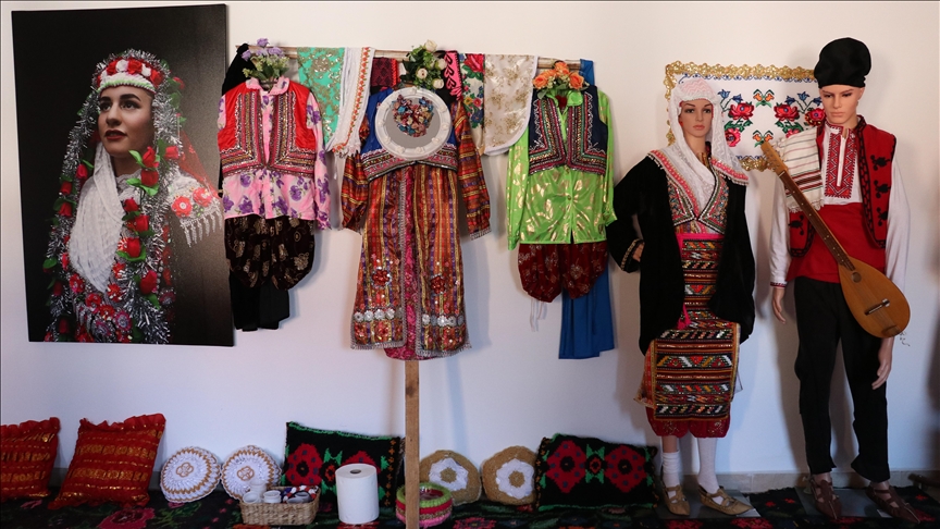 KircaaliHaber's tweet photo. Bulgaristan'ın Müslüman Ribnovo köyünde binlerce yıllık 'Gelina' düğün geleneği sürdürülüyor https://t.co/88jotrQH5E https://t.co/P20JEoSTxw