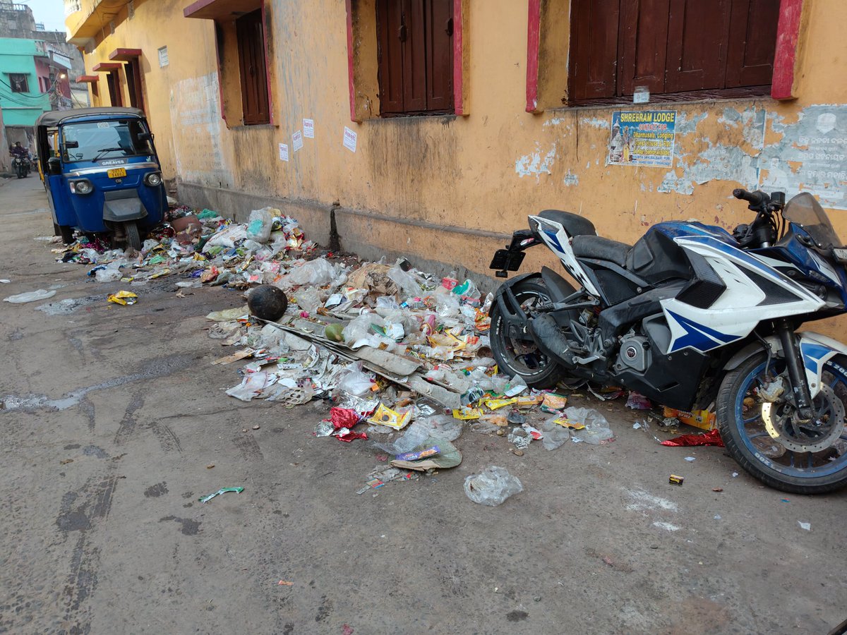 Cosmic2k7's tweet photo. A dumping yard has been created in Khuntia sahi of Puri. This garbage dump covers half of the road obstructing traffic throughout the year. @puriulb remains silent and blind to this and cleans up the garbage only when @rashtrapatibhvn visits Puri and the garbage is back next day. https://t.co/lGafrp0Utn