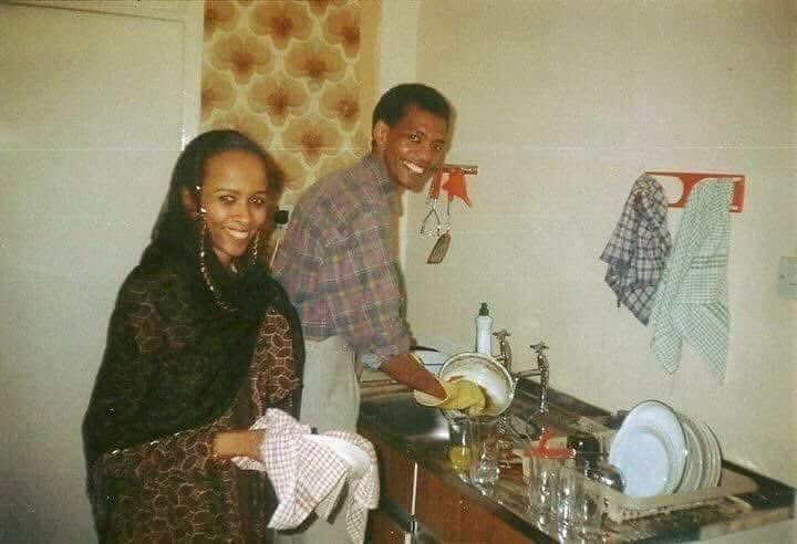 بعد ثلاث سنوات من الدراسة والبحث والعمل قمت بتسليم رسالة الدكتوراة للجامعة فى نهاية عام 1993 وقررنا الترويح عن أنفسنا قليلا" فسافرت مع زوجتي مها إلى لندن وقضينا فيها إسبوعين مع بعض الأصدقاء هناك وحينما عدنا إلى مكان السكن فى منطقة فقيرة فى غلاسكو وجدنا أنَّ اللصوص قد تعدوا - فى