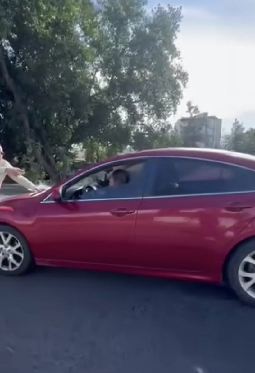 En la avenida circunvalación en Guadalajara, esta mujer que conducía un Mazda 6 color rojo placas  JSS-39-53 de Jalisco, choco y se dió a la fuga.