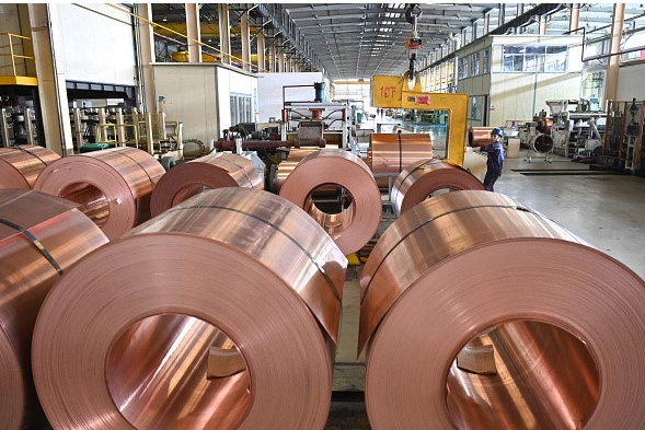 Unclestocknotes's tweet photo. 很多人以為關鍵金屬是黃金（避險）， 未來十年的「金屬之王」，是銅 (Copper)。

為什麼是銅？（三大剛需）
1. AI 與數據中心：銅是神經系統
沒有銅，現代 AI 基礎設施根本跑不動。從高密度佈線到電力分配 ，再到冷卻系統，每一環都需要大量的銅。AI 越強，對銅的依賴就越深。
2. 電動車 (EV) 的 4 倍需求
一輛電動車所需的銅，是傳統燃油車的 4 倍。隨著 EV 滲透率提升，這是一個不可逆的增量市場。
3. 電網擴張：最大的推手
全球銅需求增長的 60% 其實來自於電網的現代化與擴張。要傳輸綠電、要連接超級電腦，銅是物理上無法替代的導體。

根據 S&P Global 的數據，2026 年全球銅需求約為 2,800 萬噸。到了 2040 年，這個數字將衝上 4,000 萬噸（增長約 50%）。
問題礦山的開發速度遠遠跟不上這個需求。這就是「超級週期」的雛形。

要參與這波行情，最直接的方式就是買進優質的銅礦商。
除了大家熟知的龍頭 #FCX (Freeport-McMoRan) 之外， #SCCO 的低成本優勢，以及 #ERO 的爆發力。