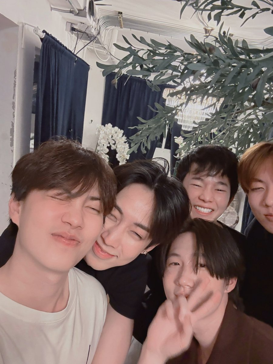 Benzalert_np's tweet image. โตแล้ว… แต่ความวุ่นวายเท่าเดิม
รวมตัวเมื่อไหร่ = ไม่มีสาระ
มีแต่เสียงหัวเราะล้วน ๆ 😂 #BENZALERT