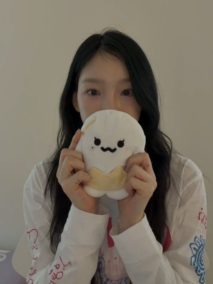데뷔20년차에 팬들한테잘보일라고 뽀득뽀득씻고머리깜고화장하고 라방켜서 어제나온앨범언박싱해주고,개혜자리액션에 큐엔에이까지야무지게세시간하고 라이브끄는여자가내여자라좋습니다   공백긴데 버블도매일와줘서전혀심심하지않아   태연이숭배처하자진짜 2세댄지5세댄지 18세인지38세인지헷갈린다