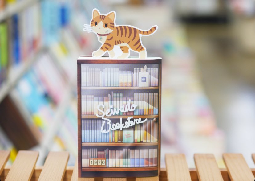 2月の新作ブックカバーは、猫と本棚です😆
猫の日まで待ちきれず..
2月2日から配布スタートします！
阪神百貨店さんでのポップアップでは、とら猫柄を限定販売します🤭
お楽しみに！