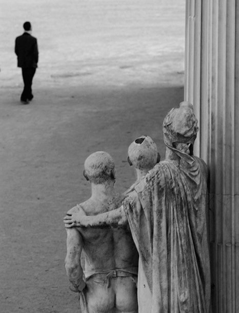 A veces, la vida se detiene. 
El corazón se convierte en piedra.
El mar se vuelve gris
Y... ya no puedes ni temblar.
📷 Rurik Dmitrienko