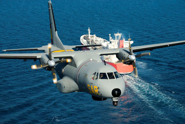 ¡Buenos días, aviadores! 👋

El CN-235 (T.19 en denominación militar) tiene por misión la enseñanza y vigilancia marítima.

Como curiosidad 🤓 tiene velocidad máxima de 452 km/h y autonomía con máxima carga a velocidad crucero de 600 km.