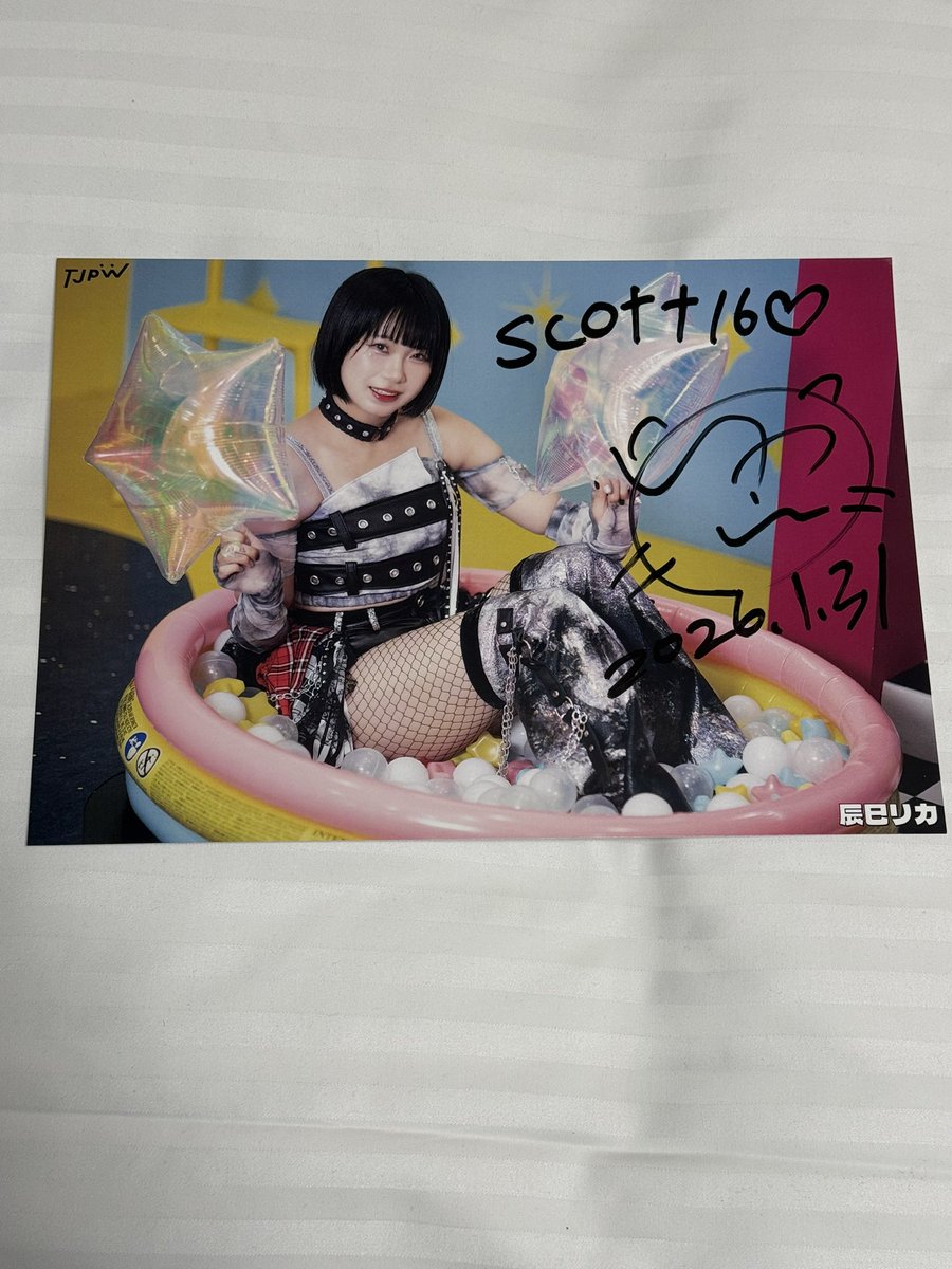 MegaSPS's tweet image. today, @doratles added “16 🤍” on my portrait saying that it’s the we’ve met 16 times! i told her she’s my favorite and she said “really?” pointing to my suzume jersey, luckily i had on a rika shirt! she was surprised i’m going to niigata, rika told me “big love!”
#辰巳リカ
#tjpw