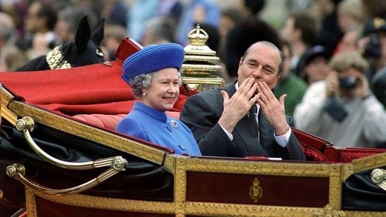 Lors d'une visite officielle à Londres, Jacques Chirac est dans une calèche avec Élisabeth II lorsque le cheval devant eux lâche brusquement un énorme pet. La reine s'excuse. Réponse de Chirac :

- Ce n'est pas grave, je croyais que c'était le cheval.