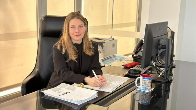 Se niegan a subir las pensiones y no podemos alquilar ni una habitación, pero ese no es su problema.
Rocío Gómez, concejala de Urbanismo (PP Alicante) 2 hijos de una funcionaria y Fco. Nieto, arquitecto de Urbanismo se quedaron 4 viviendas  protegidas con piscina y pista de pádel