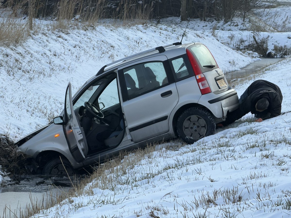 Automobiliste onder invloed komt met auto in de sloot bij Marrum