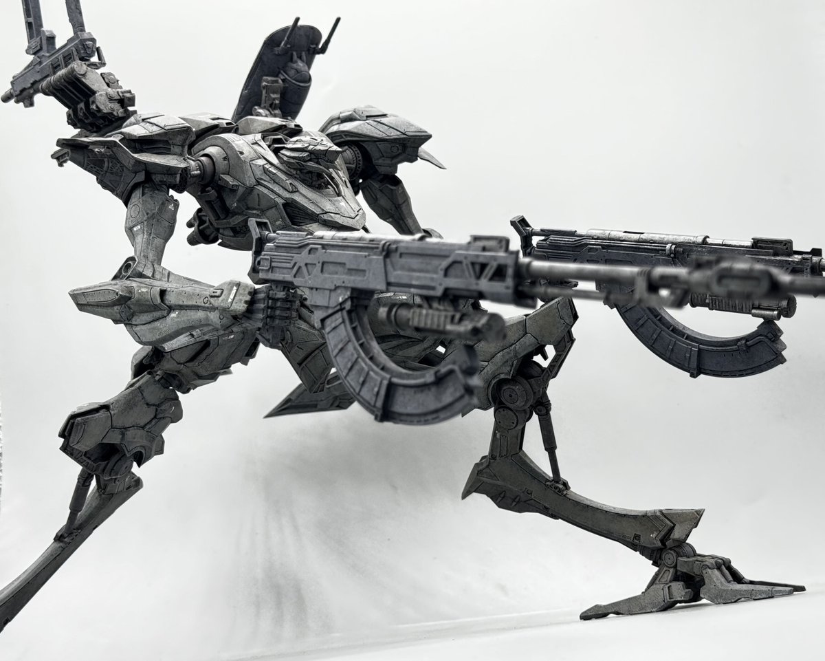 スティールヘイズの塗り分けとレーザーブレードがすごい大変そう…ってなったので今回はナハトライアーの1機として仕上げてます
各部のデカールは深谷モデラーズサミットでいただいた<a href="/MYKDESIGNDECALS/">MYK デザイン 公式 #アシタのデカール 『mbシリーズ』ご予約開始！</a> 様のデカールを使用して工業製品感を出してみました
↓
#ArmoredCoreVI 
#アーマード・コア