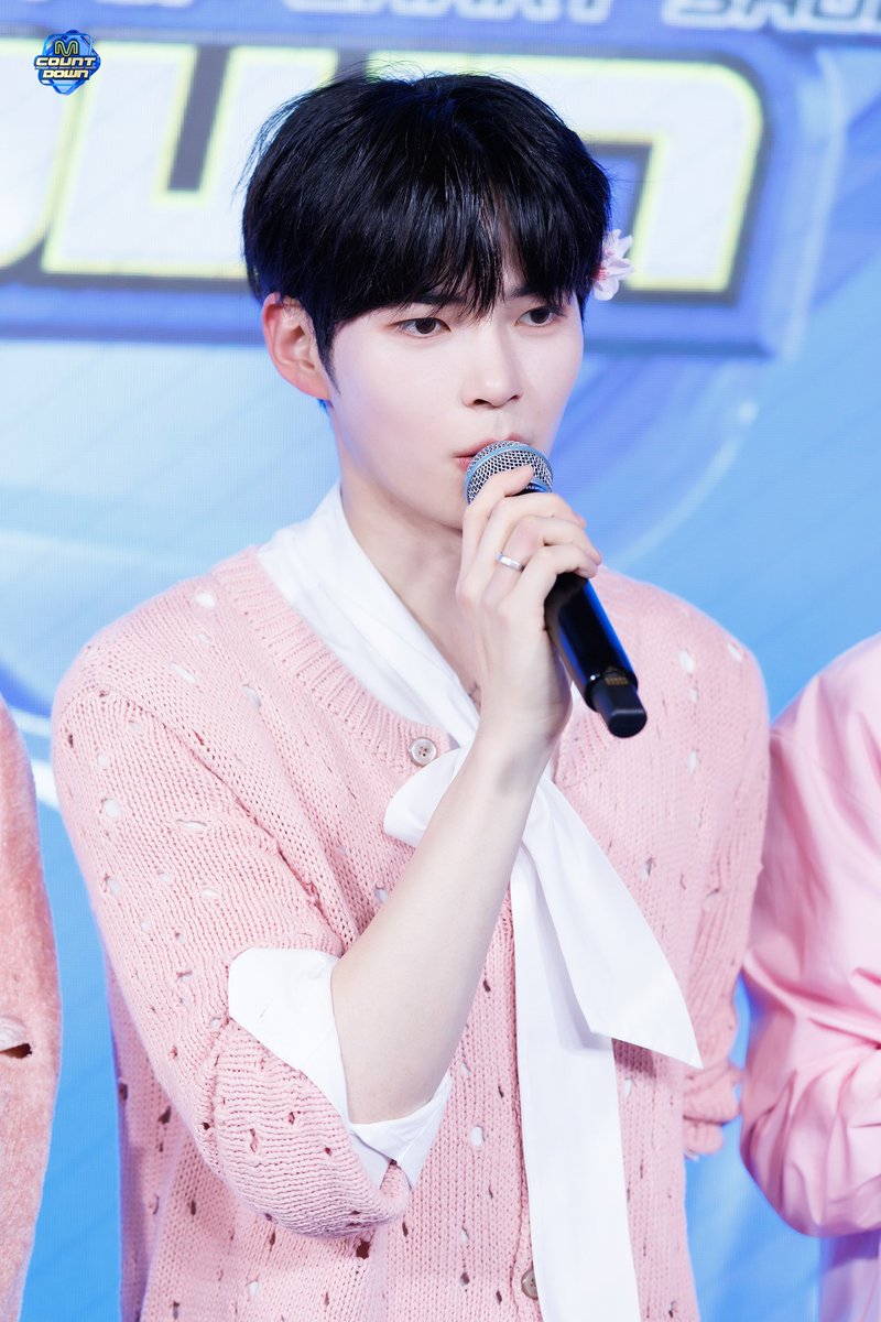 ㅤ
Ia menurunkan nada suaranya sedikit, memberi kesan intim. “Showcase ini bukan sekadar panggung comeback, ini ruang temu, ruang berbagi, tempat REMINISCENT nunjukin versi mereka hari ini, utuh, tumbuh,” tanpa gestur besar, hanya penekanan suara.
ㅤ