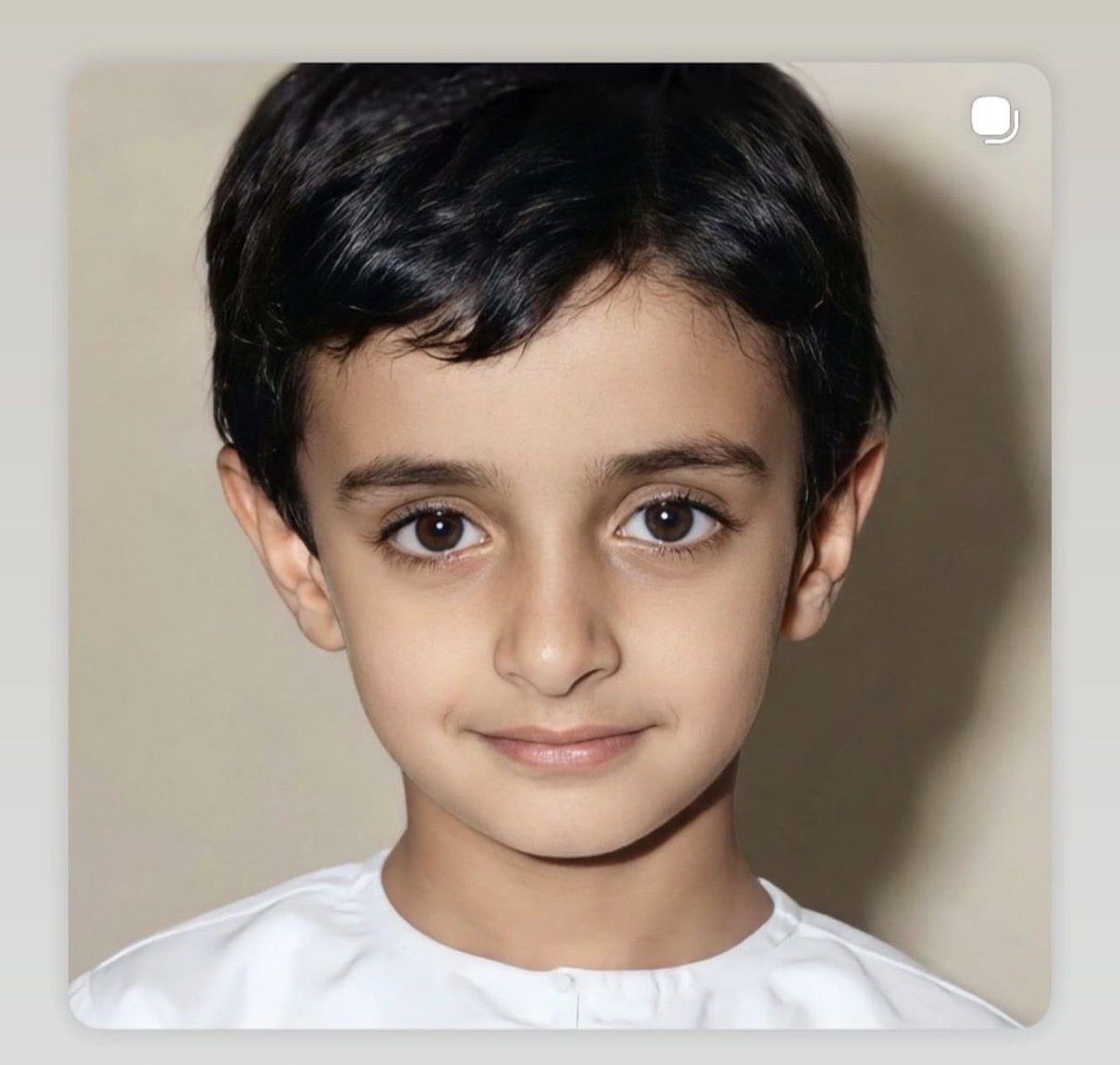 حازمٌ إذا لزم الحزم،
حكيمٌ حين تتشابك الطرق،
ثابتٌ لا تهزّه العواصف،
وقريبٌ لأن العدل لا يعلو إلا بالتواضع

بعض الصفات
لا تُكتسب مع المناصب،
بل تُرى… منذ الصغر.

#محمد_بن_زايد_عزنا_وفخرنا 🇦🇪