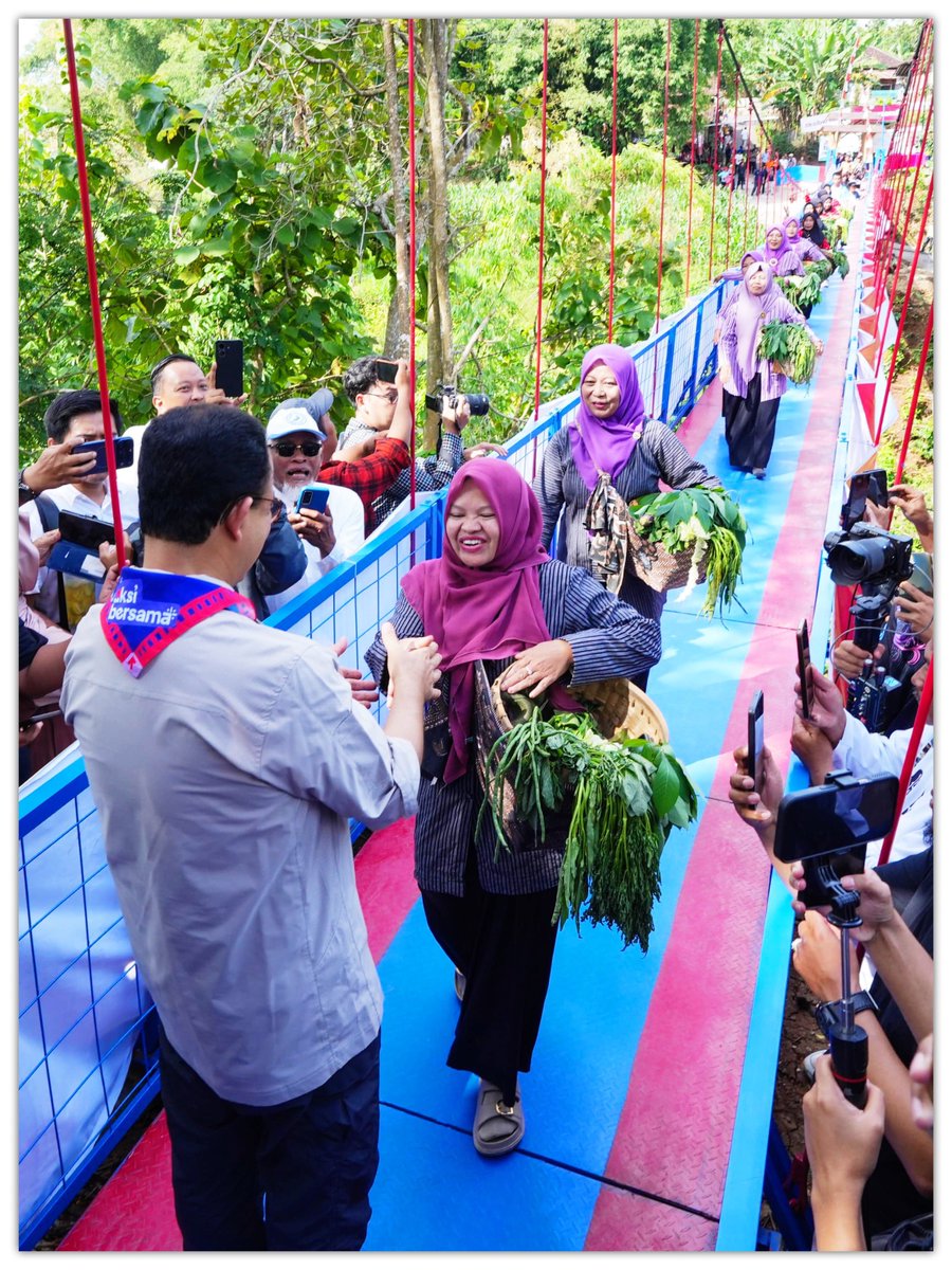 aniesbaswedan's tweet image. “Saiki nyabrang wis ora ketar-ketir…”

Bareng ibu-ibu desa Sambirejo nyobain jembatan baru. Terima kasih buat yang sudah ikut menyumbang dan bekerja! Sambung-menyambung menjadi satu…

kompas.com/jawa-tengah/re…