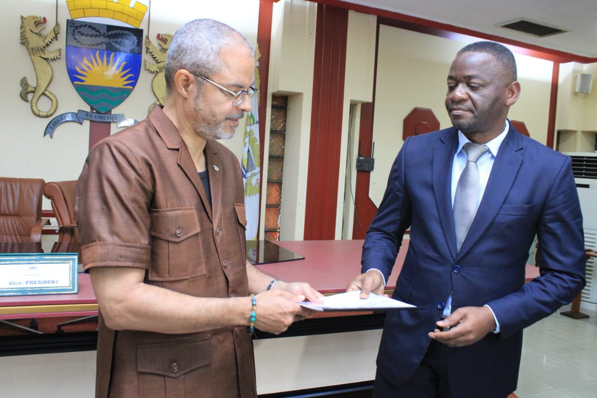 [#Restructuration_de_l'#Administration_Municipale]

Ce vendredi 30 janvier 2026, le Maire de la Commune de Libreville, Pierre Matthieu Obame Etoughe, a reçu officiellement la synthèse des recommandations issues de la Commission ad hoc.