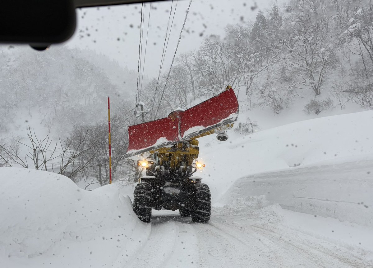 今朝の対向車、ドーザー。早朝からありがとうございます。