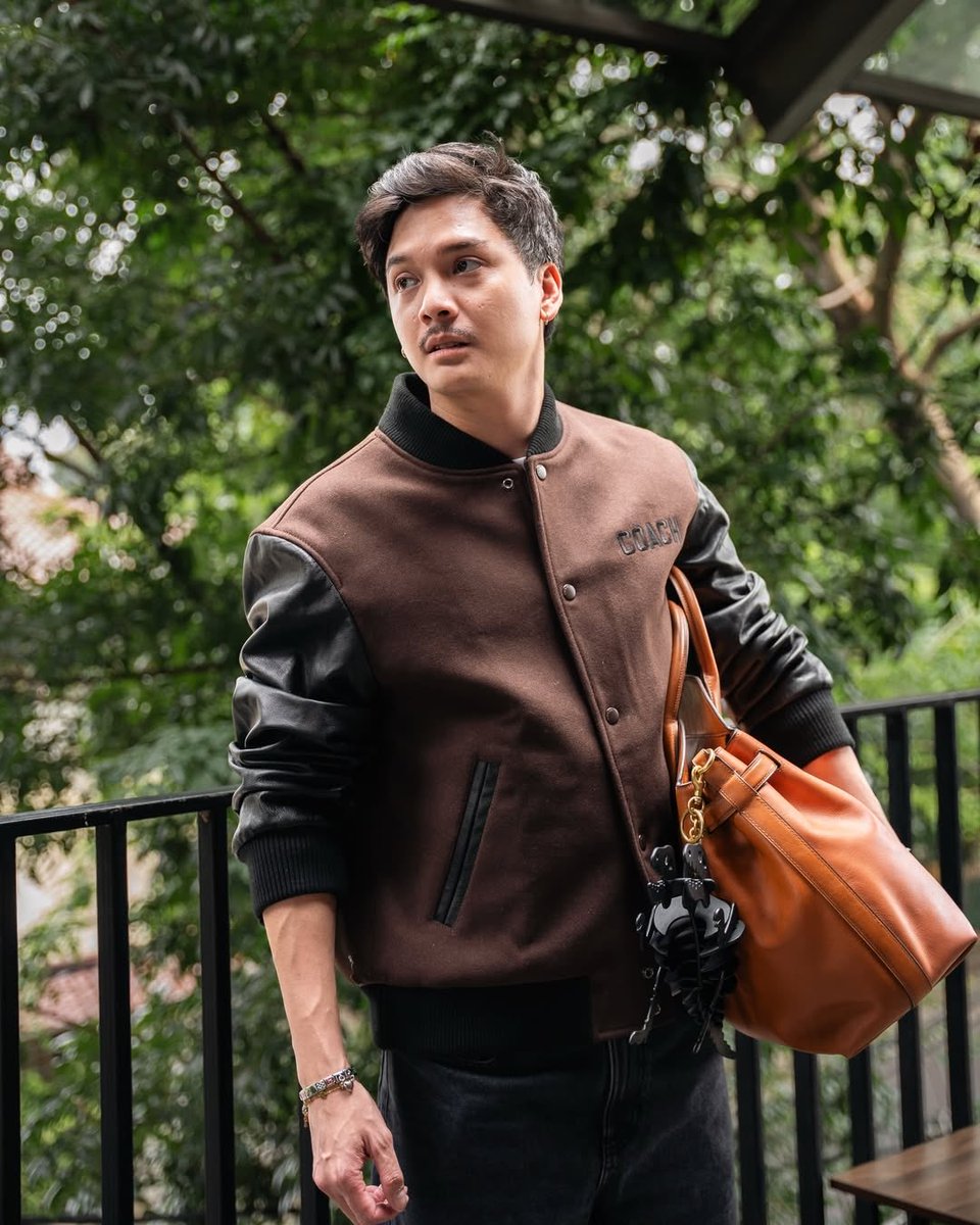 FilmIndoSource's tweet image. Baskara Mahendra swerved for Coach.