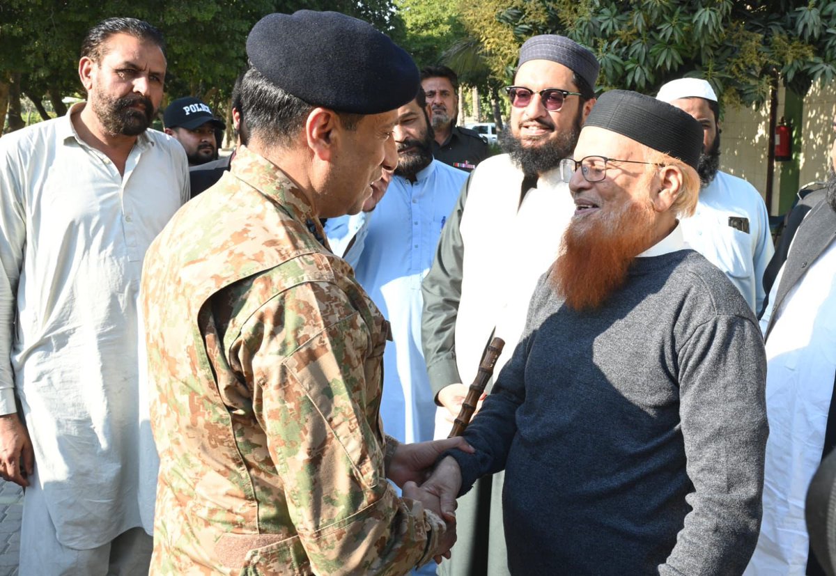 miu786's tweet photo. ماشاءالله 
Yesterday #DGISPR Lieutenant General Ahmed Sharif visited Jamia Darululoom Karachi and performed Juma prayer in Jamia Darululoom Karachi. During his visit senior Army officers were with him and they visited Darul uloom. @muftitaqiusmani https://t.co/2qK5FaITIS