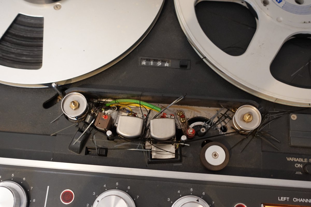 Heute wieder ein Problemband, das sich beim Abspielen auflöst. Mit ein bisschen anderem Einfädeln auf der Maschine lässt es sich jetzt gerade so abspielen und Buddha Krämers Pop Tops auf WDR 2 können noch gerettet werden...