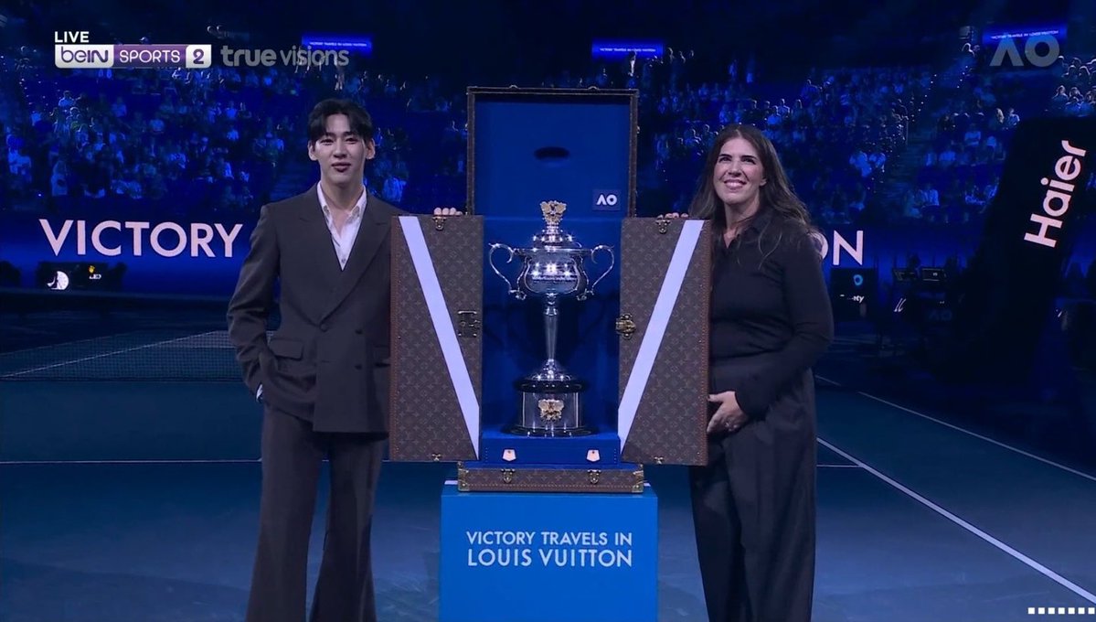 กลายเป็นโมเมนต์ครั้งประวัติศาสตร์!

เมื่อ “BAMBAM” <a href="/BamBam1A/">BamBam</a> House Ambassador ของ Louis Vuitton เป็นเอเชียและศิลปินเคป๊อปคนแรกที่ได้พรีเซนต์หีบ (Trunk) ของถ้วยรางวัล Daphne Akhurst Memorial Cup โดยตัว Trunk มีลวดลาย Monogram สุดหรูหราอันเป็นเอกลักษณ์ของ Louis Vuitton