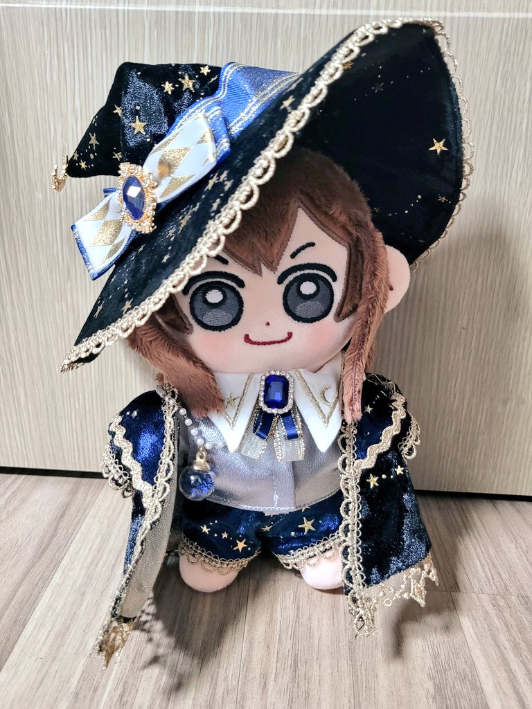 안녕하세요? 오랜만입니다
요 계정은 거의 버렸지만 이건 공유해야겠다 싶어서 왔어요
집에 굴러다니던 20깅 옷 입혔는데 너무 은하수 잡화점 뜰이라 보여드리고싶었어요