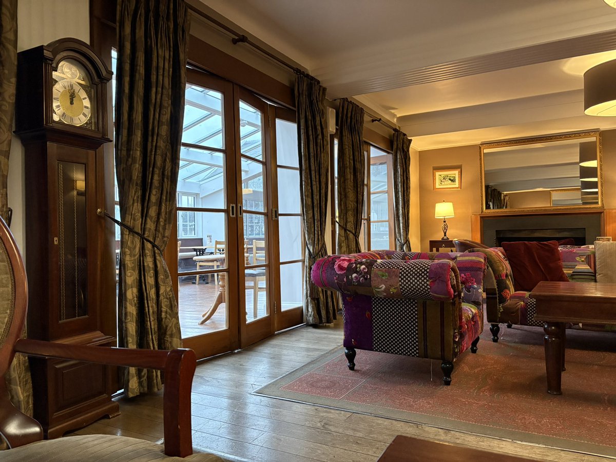 NotThatAlan's tweet image. There used to be a photo of Noel Edmonds in here. Married here in the 80s. The photo’s long gone. All that remains is a pale rectangle on the wall.