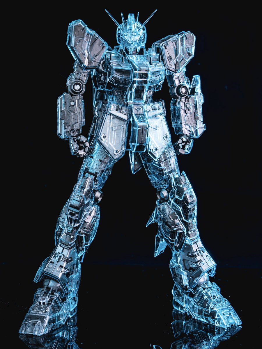 nobukofu0096's tweet image. 【MG 1/100 νガンダム Ver.Ka メカニカルクリア】完成！！

サイコフレームに呑み込まれたνガンダム、、！
的な妄想で制作しました！

今回、ブラックライトを使用せず発光する表現に拘ってみました！

↓少し続きます