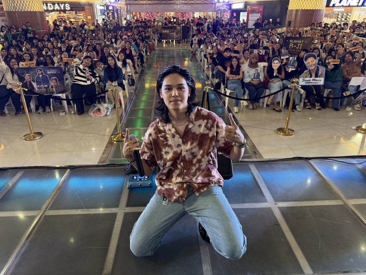 StudioVivaPH's tweet image. [NOW HAPPENING:] R-Ji Lim at #MyHusbandIsAMafiaBoss mall show here at Fishermall Quezon Ave. 

‘My Husband Is a Mafia Boss’ soon on Viva One.

#MHIAMBMallShow #StudioViva #VivaOne