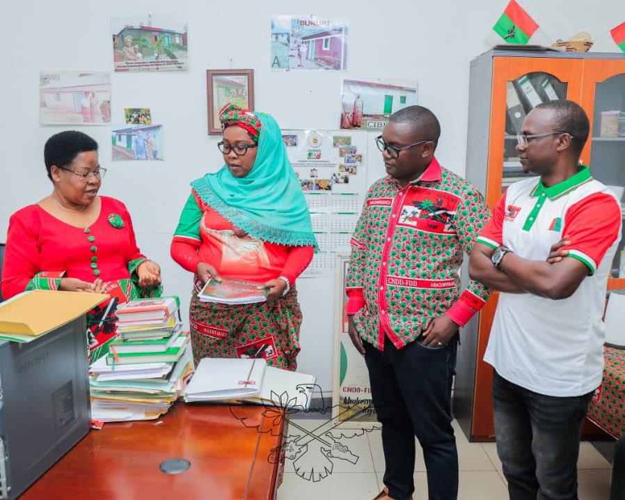 Burundi1stLady's tweet photo. Ndi n’umunezero ntangere wo gukeza Umukenyererarugamba Nadine Barampama yaraye yizewe n’Umugambwe mwiza @CnddFdd ngo arongore umuhari w'Abakenyererarugamba. Imana izomuhe kugira ikiganza ciza, na twe Abakenyererarugamba izodushoboze gukorera hamwe ibikorwa vy’ubuhizi atugiye imbere!